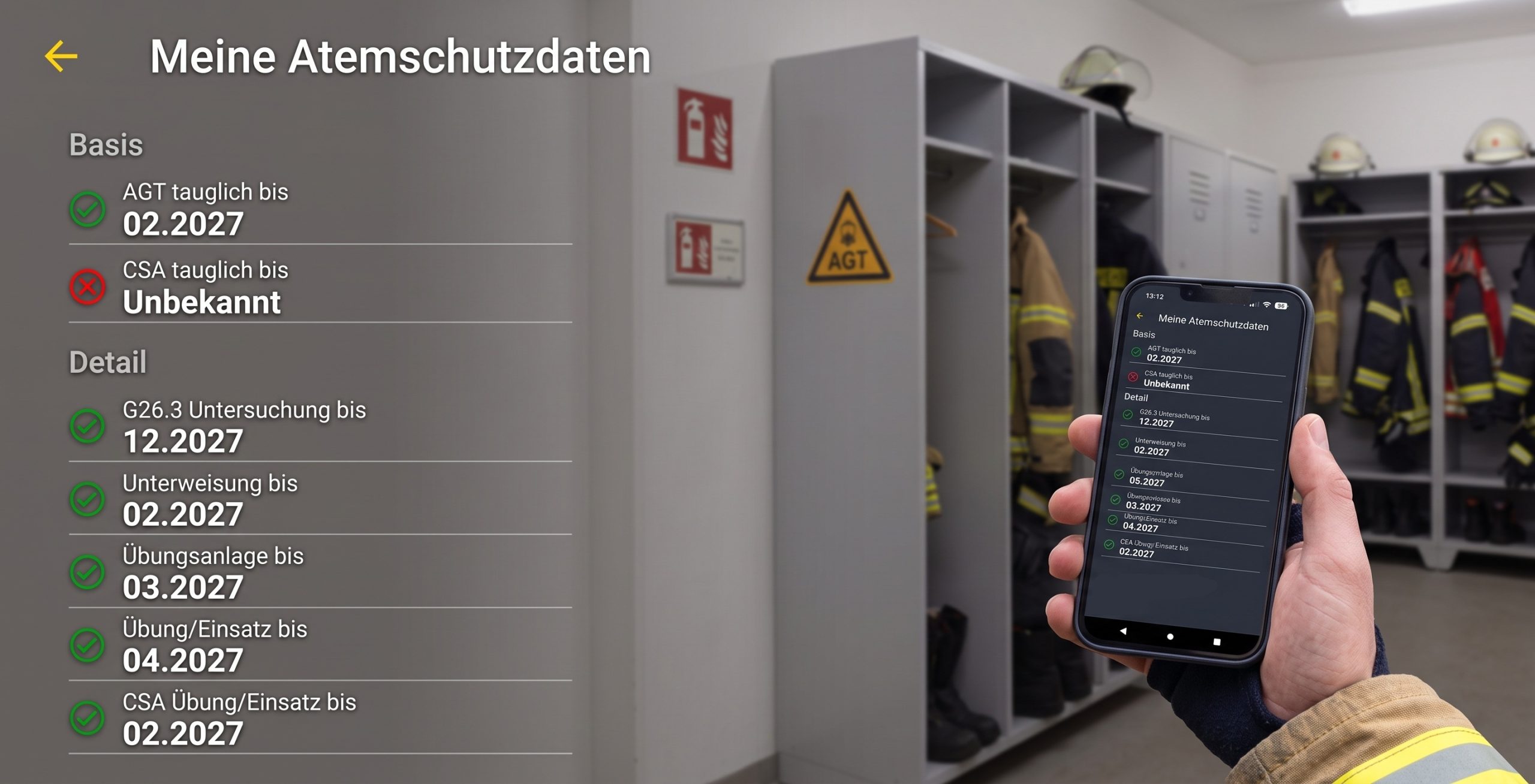 Eine Hand hält ein Smartphone mit der FWportal App die eine detaillierte Liste von Qualifikationsfristen für einen Atemschutzgeräteträger zeigt. Der Hintergrund zeigt einen Feuerwehr-Umkleideraum mit Spinden und Helmen.