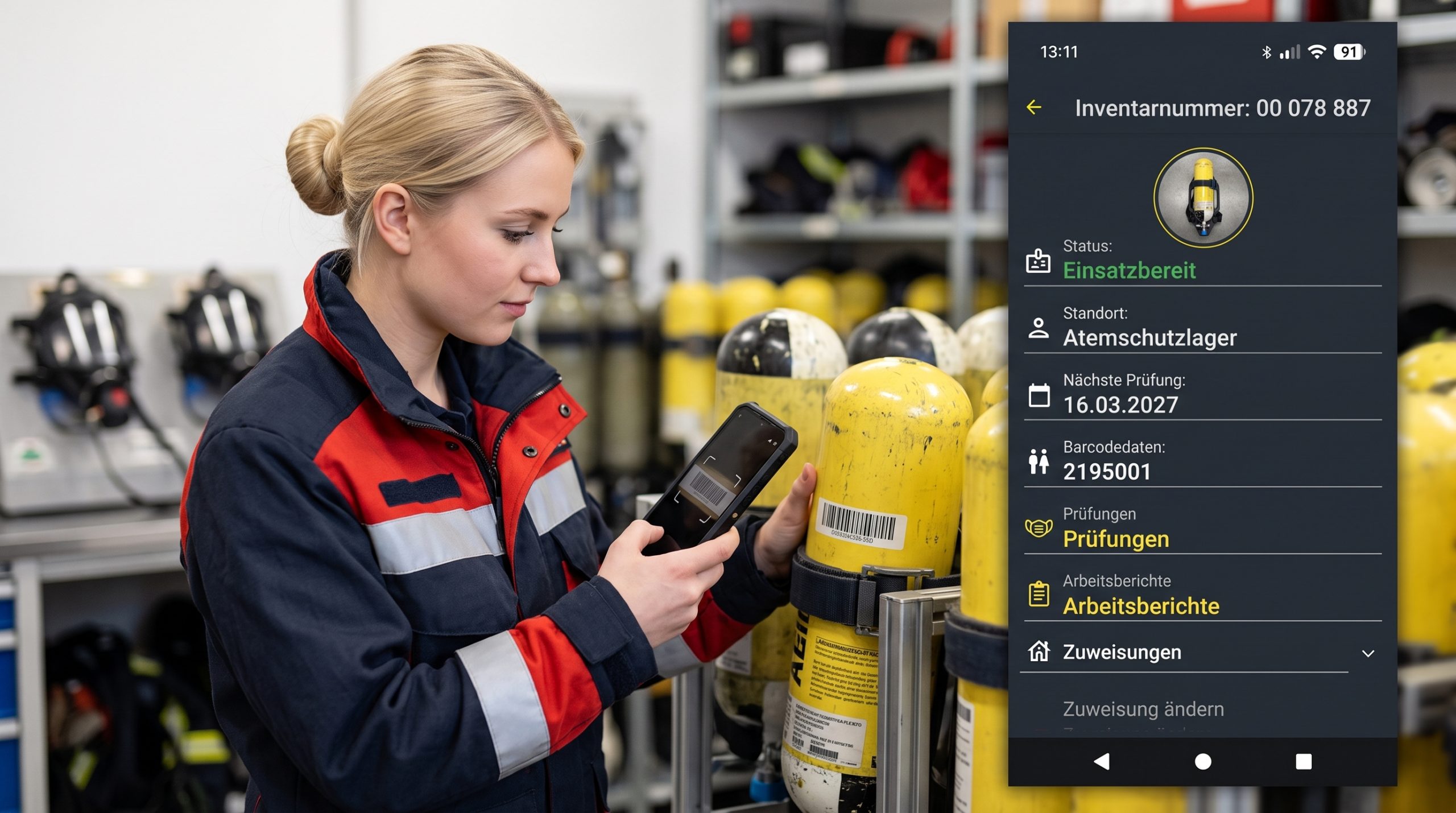 Eine Feuerwehrfrau in Uniform scannt den Barcode einer gelben Atemschutzflasche mit ihrem Smartphone in einem Lagerraum.